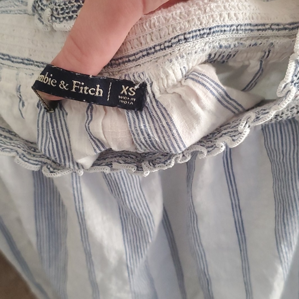 Abercrombie and fitch off the shoulder strip cropped  shirt. - Picture 4 of 6